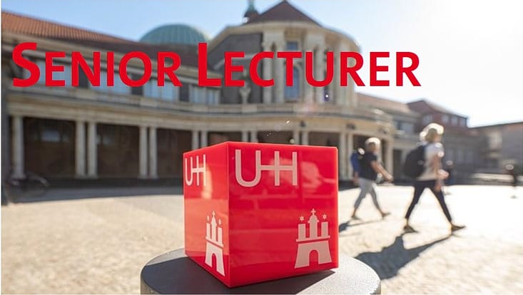 UHH-Logo vor Foto Hauptgebäude, Schriftzug "Senior Lecturer"