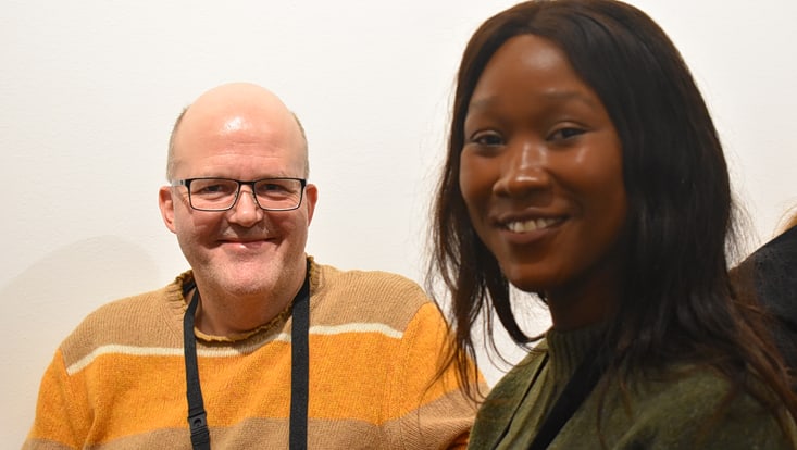 Herr mit Brille und junge Frau, lächelnd