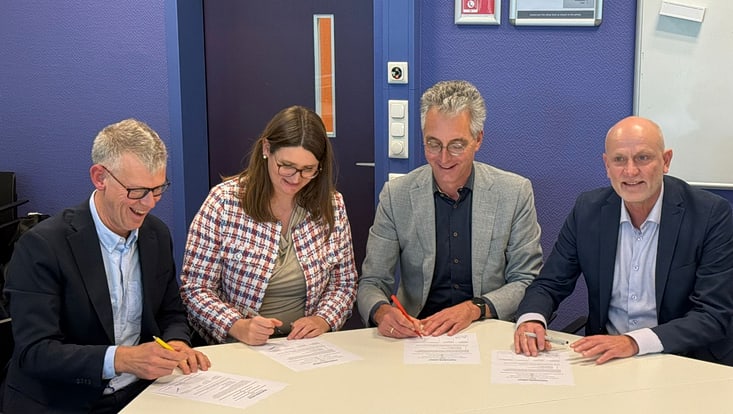 Gruppe Menschen unterzeichnen Vertrag