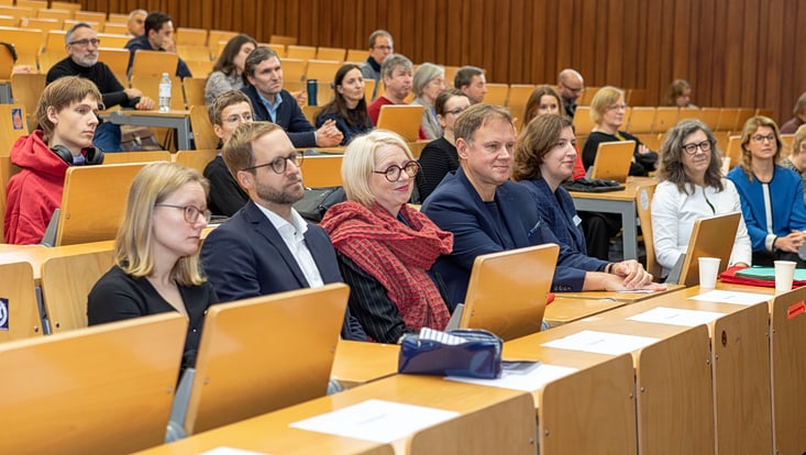 Hörsaal mit Personen verschiedener Altersgruppen
