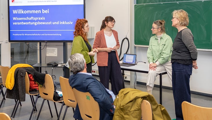 Vier Frauen vor einer Tafel