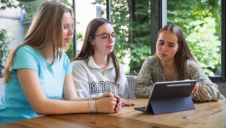 Drei weibliche Personen vor Laptop