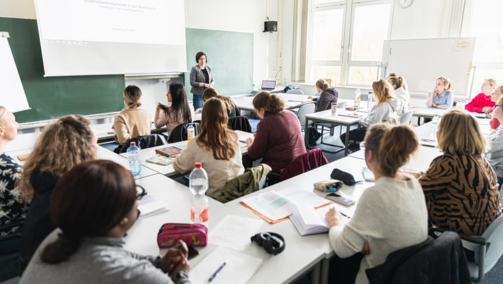 Seminarsituation mit mehreren Personen