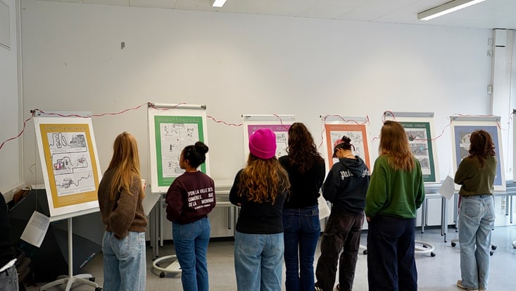 Personen vor Posterausstellung