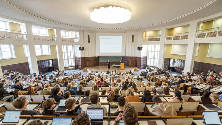 Hörsaal mit vielen Studierenden