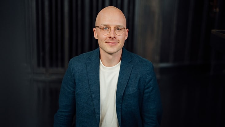 Junger Mann im Anzug