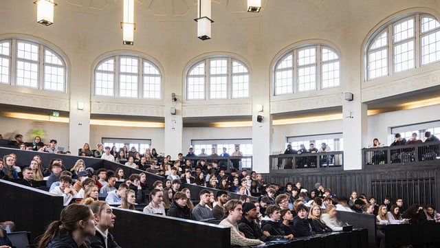 250225-unitag-esfandiari-1845-uhhxs-640x361 Voller Hörsaal