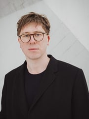 Porträt von Cornelius Heimstädt, blonde Haare, Brille