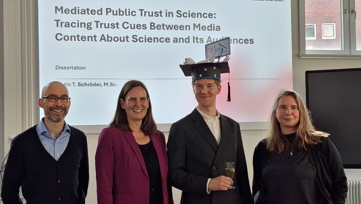 Justin Schröder und Betreuer:innen nach der Disputation