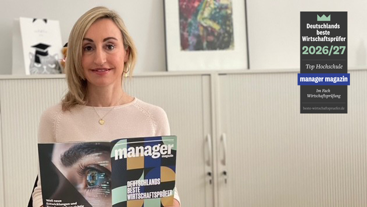Lächelnde blonde Frau mit Magazin in Hand