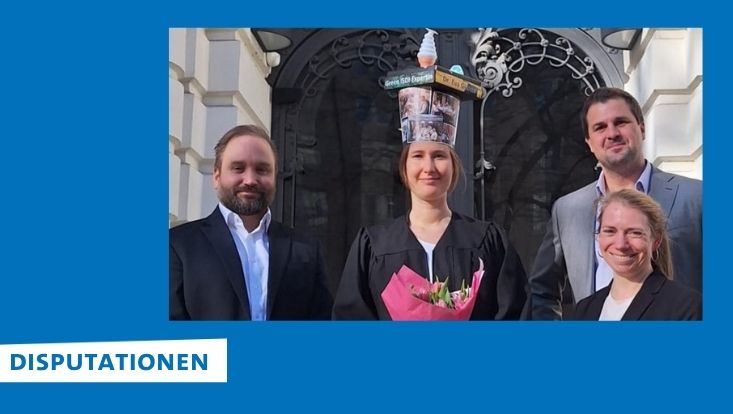 Versammlung auf der Treppe vor Portal