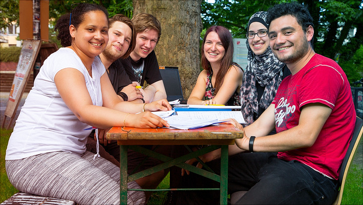 Fachbereich Sozialökonomie - Studieren ohne Abitur 6 Studierende sitzend um einen Tisch
