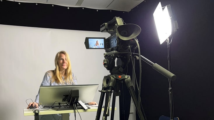 Frau im Aufnahmestudio