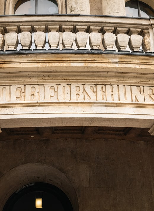 Schriftzug "Der Forschung" an steinernem Hauptgebäude der UHH