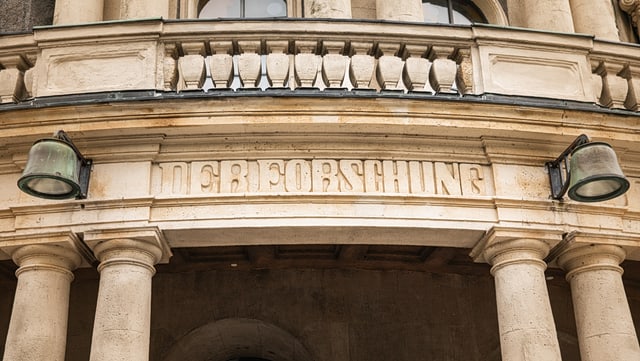 Schriftzug "Der Forschung" an steinernem Hauptgebäude der UHH