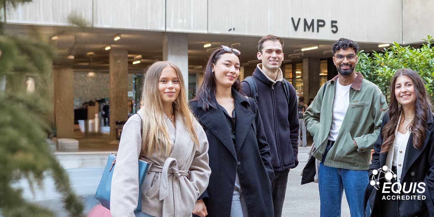 BWL Studierende auf Uni Campus Hamburg