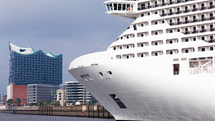 Kreuzfahrtschiff vor Elbphilharmonie