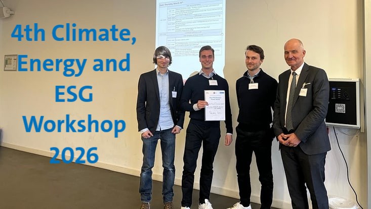 Bilder der Preisverlehung: Vier Männer vor einer Präsentation, von denen einer die Urkunde in den Händen hält