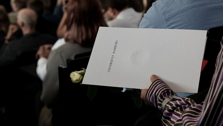 Symbolbild mit Zeugnisurkunde der Uni Hamburg