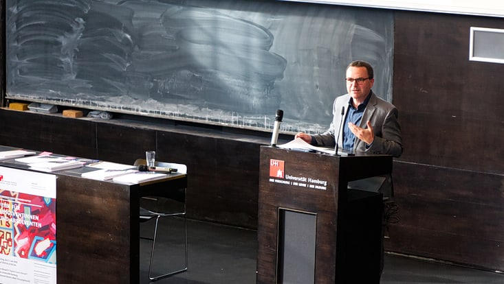 Der Dekan Prof. Schnapp bei seiner Rede auf der Absolvent:innenfeier 2026