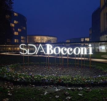 beleuchtetes Logo der Universität Bocconi