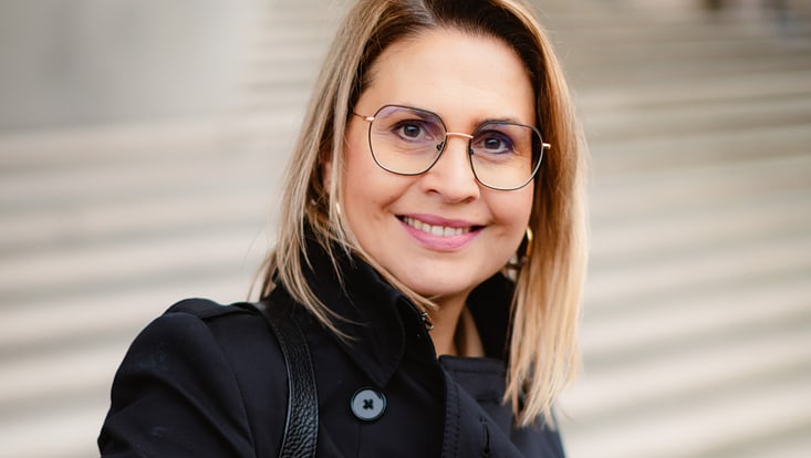 Virginia Thrun, junge lachende Frau mit blonden Haaren