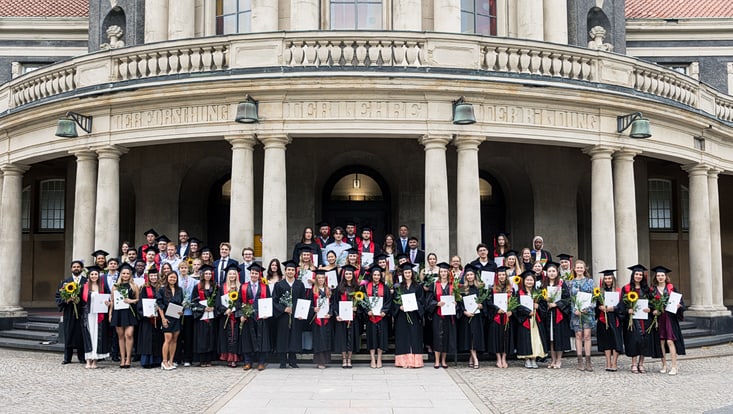 Gruppe Absolventen vor Gebäude ESA