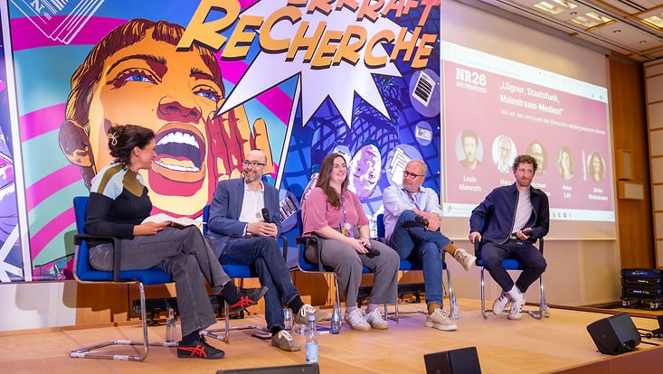 Chefredakteurin Ulrike Winkelmann, Professor der JKW Dr. Michael Brüggemann, More in Common Associate Anna Lob, Chefredakteur der Mitteldeutschen Zeitung und Volksstimme Marc Rath und ARD-Moderator Louis Klamroth.