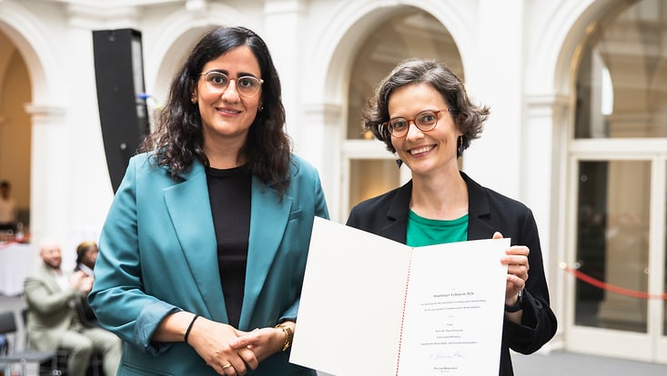 Foto der Preisträgerin Nina Perkowski bei der Urkundenüberreichung durch Wissenschaftssenatorin Maryam Blumenthal