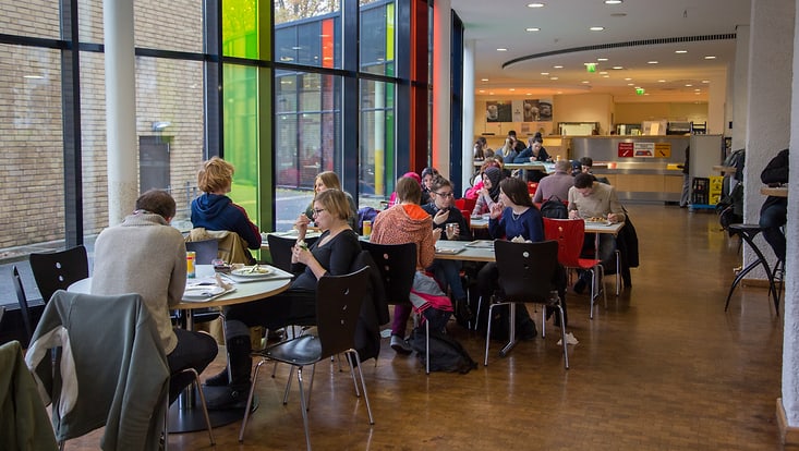 Mensa mit Studierenden