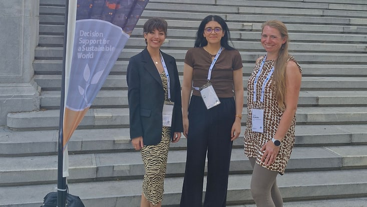 Drei Frauen stehen vor einer Treppe