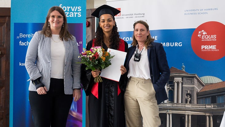 businessschoolhamburgabsolventenfeier-2026-02b-2-jpg-733x414 Drei Frauen vor Roll Up