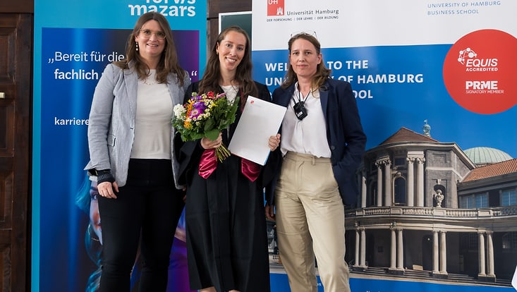 businessschoolhamburgabsolventenfeier-2026-02b-3-jpg-733x414 Drei Frauen vor Roll Up