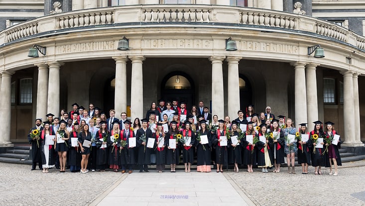 businessschoolhamburgabsolventenfeier-2026-02b-4-jpg-733x414 Viele junge Menschen halten ihre Abschlusszeugnisse in die Kamera
