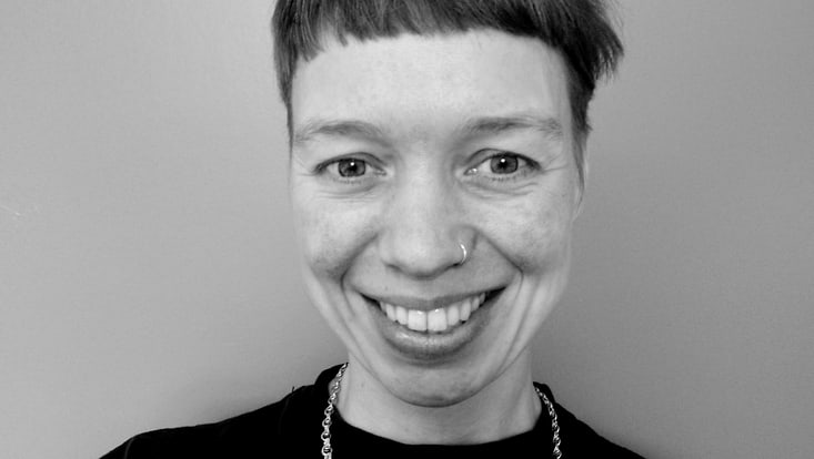 Portrait einer lächelnden Frau mit kurzen Haaren