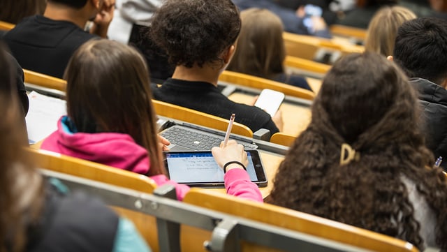 260224-unitag-esfandiari-5319-jpg-640x361 Studierende mit Tablet im Hörsal