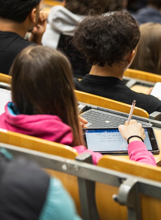 260224-unitag-esfandiari-5319-jpg-520x710 Studierende mit Tablet im Hörsal