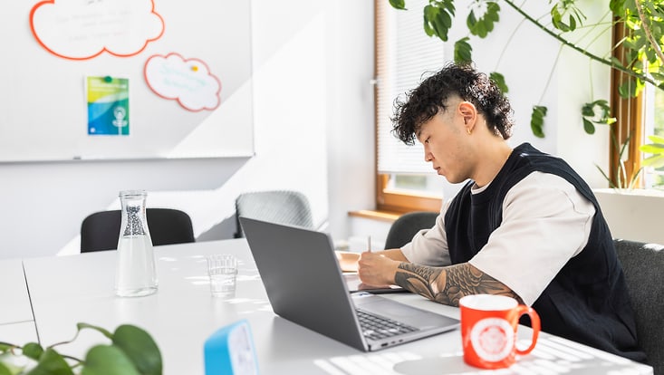 250908-vonuhhanuhh-danny-wong-esfandiari-1026-jpg-733x414 Student schreibt Hausarbeit mit Tablet und Stift