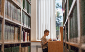 Studierende vor dem Laptop in der Staatsbibliothek Hamburg Studierende vor dem Laptop in der Staatsbibliothek Hamburg