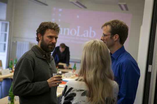 Gruppe von 3 Teilnehmenden im Gespräch