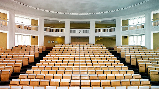 Hörsaal ESA1-A ("Ernst-Cassirer"), im Hauptgebäude, Frontalansicht
