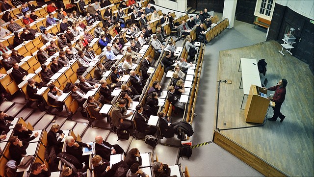 Ansicht eines Hörsaals mit Studierenden und Dozent