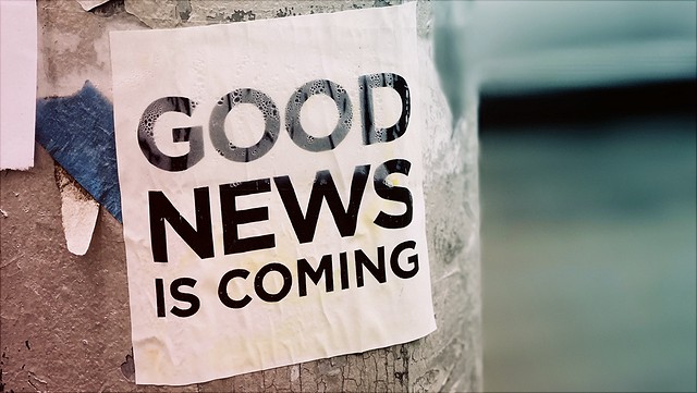 Neues aus der Bibliothek/News from the WiSo Library ein an einen Pfosten geklebter Zettel mit der Aufschrift " Good news is coming"/a sign on a post somewhere saying "Good news is coming"