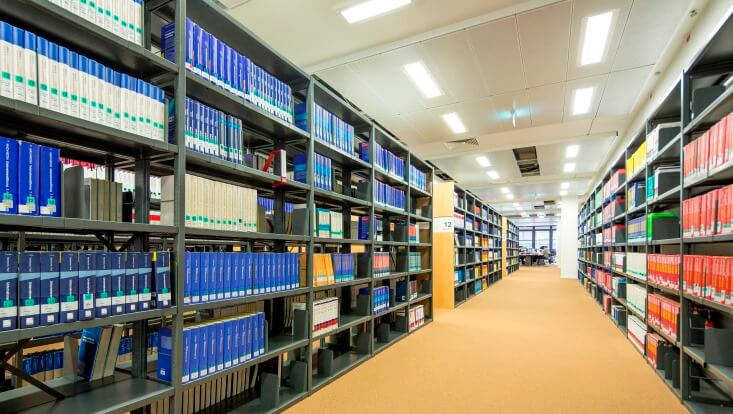 Lehrbuchsammlung/Textbook collection Blick entlang Regalen mit Büchern/View along shelves with books