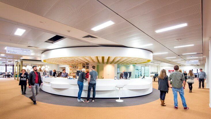 Ausleihtresen/Circulation desk Menschen hinter und vor dem Ausleihtresen/People behind and in front of the circulation desk