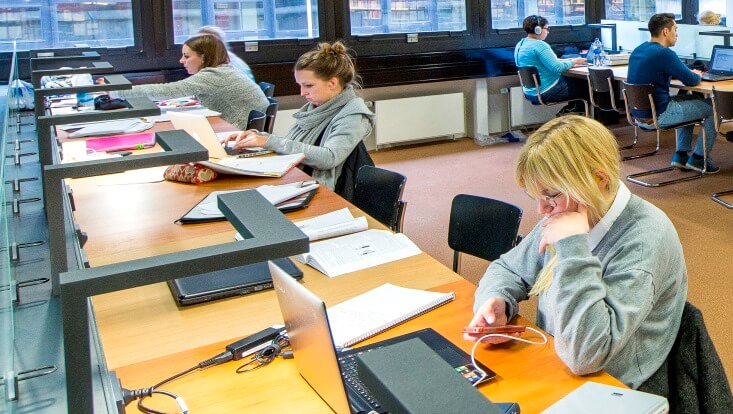 Einzelarbeitsplätze/Individual workspaces Einzelarbeitsplätze, lernende Studierende/Individual workspaces, studying students