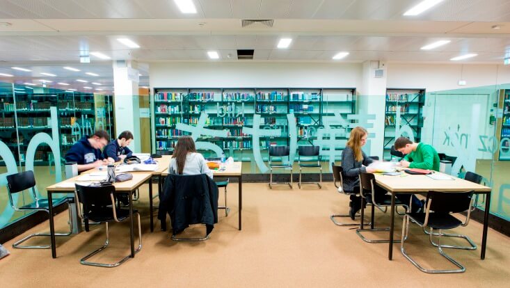 Gruppenarbeitsbereich/Group study area Gruppenarbeitsbereich, lernende Studierende sitzen an Tischen/Group study area, students sitting at tables studying