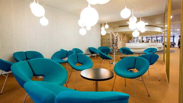 Leselounge/Lounge Gruppen von niedrigen Tischen und Sesseln/Groups of low tables and armchairs