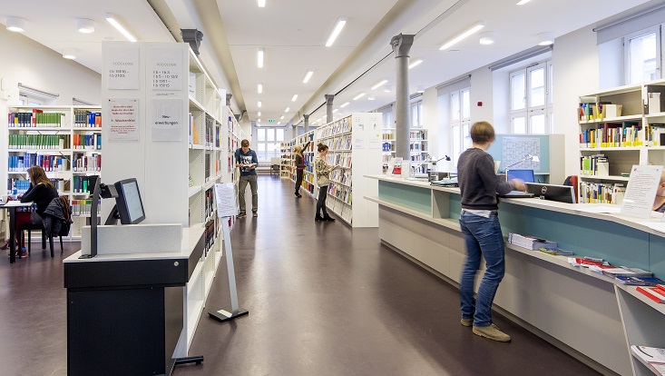 Ausleihtresen, Selbstverbucher, Hauptgang Bibliothek/Circulation desk, self-issuing machine, main library corridor