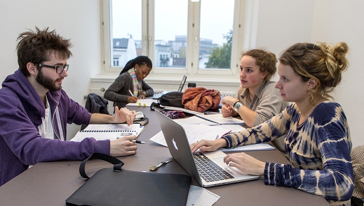 Drei Personen diskutieren, eine Person schreibt/Three people discuss something, one person writes somethingalwissenschaften